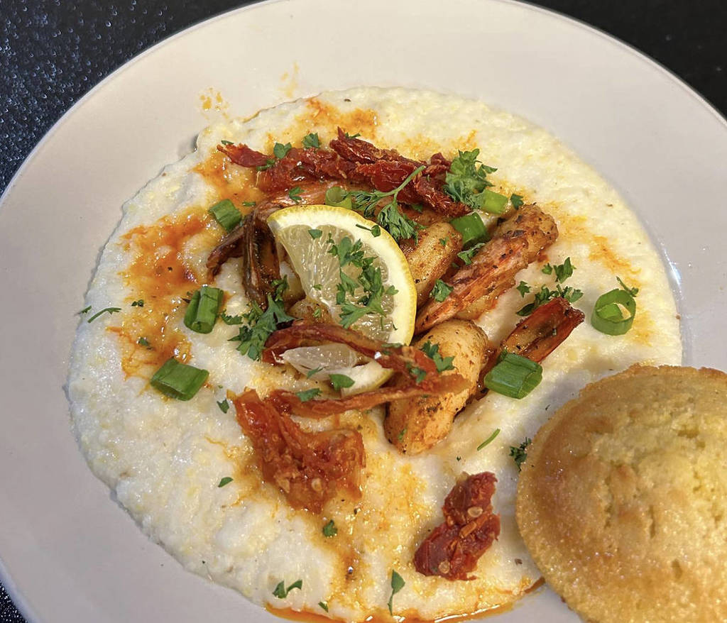 deliciosos camarones y sémola de maíz