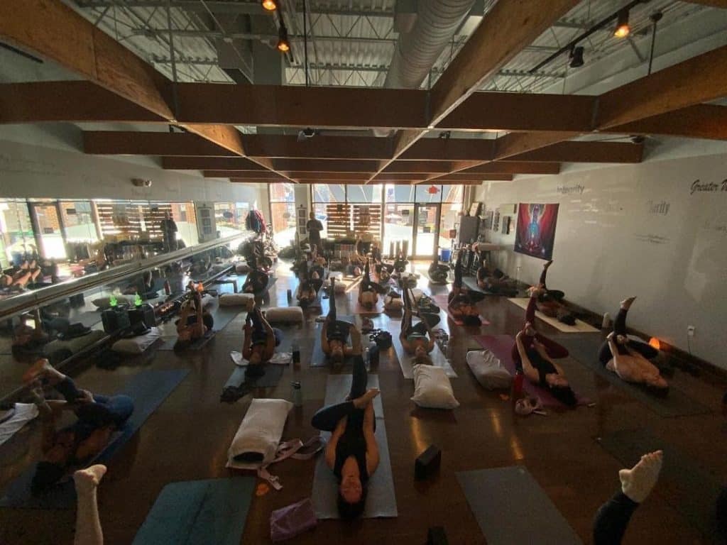 personas sobre colchonetas de yoga
