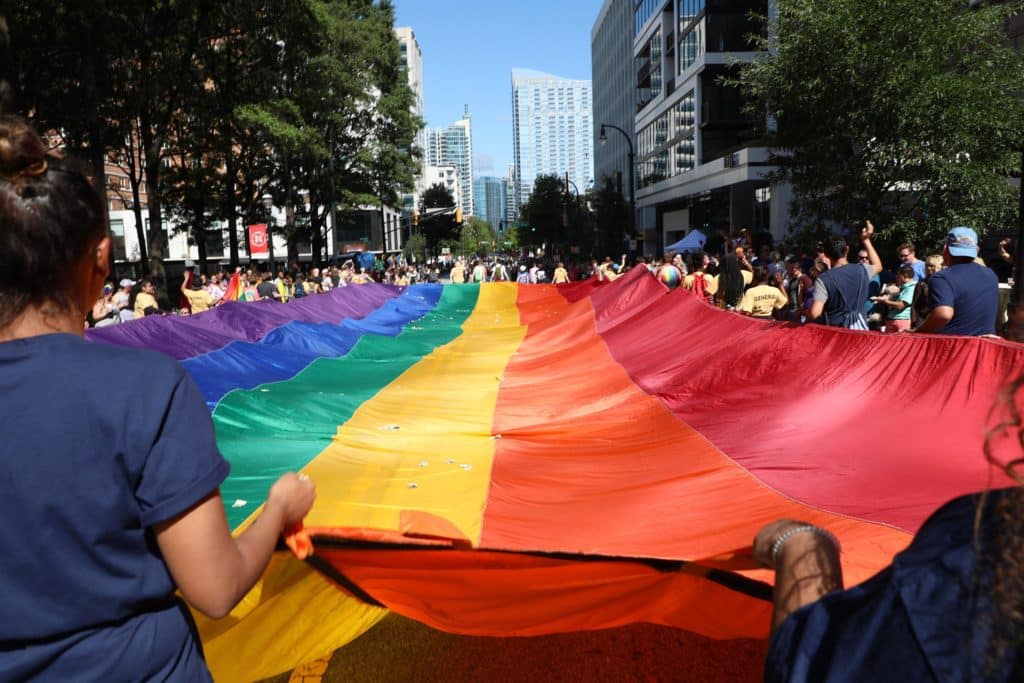 Bandera arcoíris gigante en el desfile del Orgullo de Atlanta