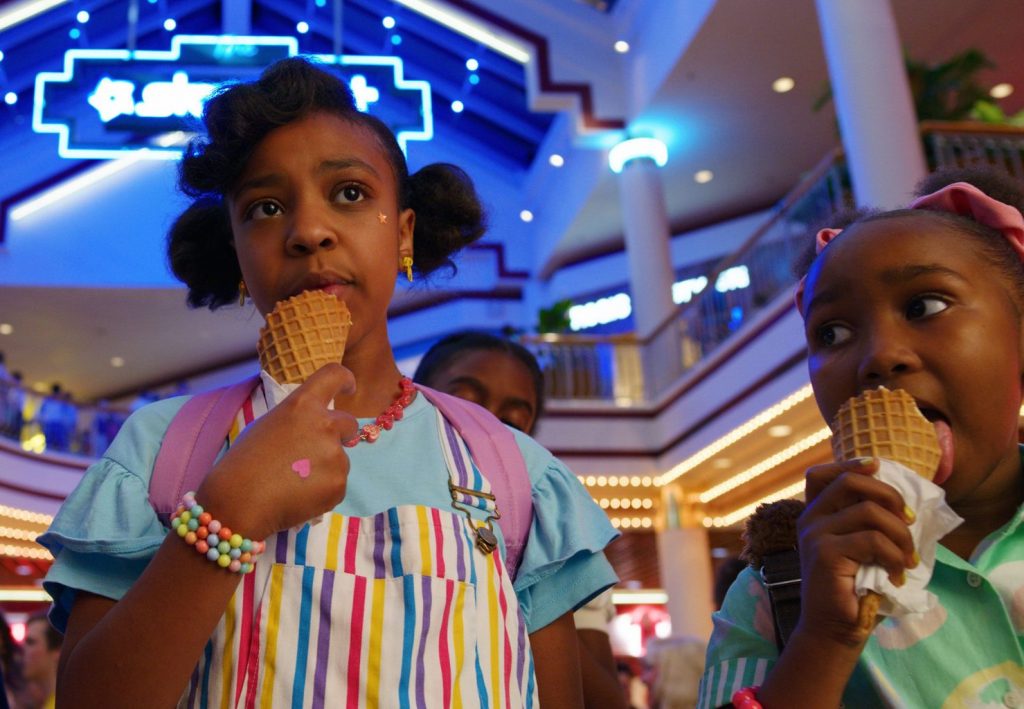 niña comiendo helado