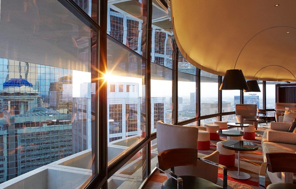 El restaurante giratorio y lounge 