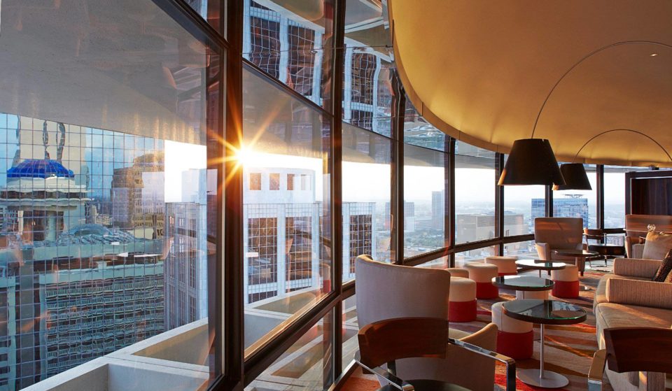 Este restaurante de Atlanta es oficialmente uno de los «100 mejores restaurantes de hotel de Estados Unidos» – El famoso restaurante giratorio en el cielo de ATL