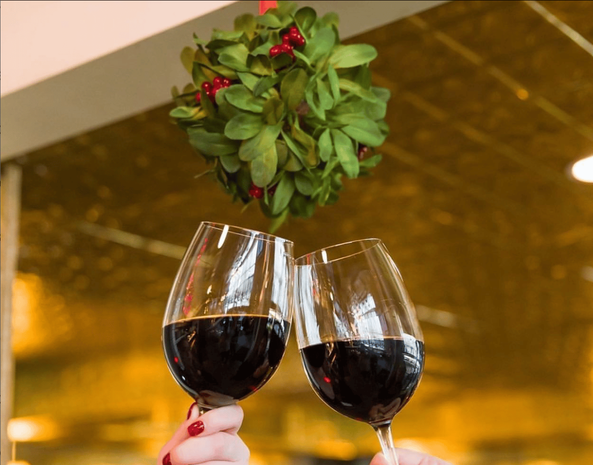 Enjoy Hampton & Hudsons Adorable Ski Lodge PopUp Bar This Christmas