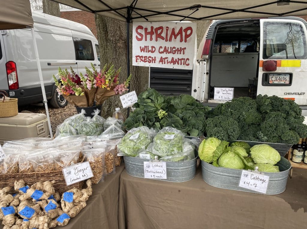 Puesto de productos frescos en el East Atlanta Farmers Market