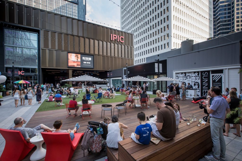 La zona verde y de cine en Colony Square, en el centro de Atlanta.