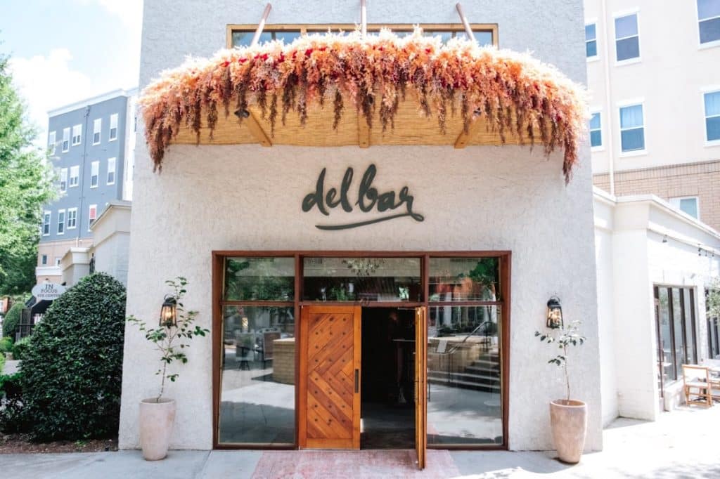 La entrada de Del Bar en Inman Park