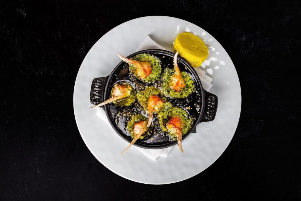 Primer plano de un plato extremadamente elegante.