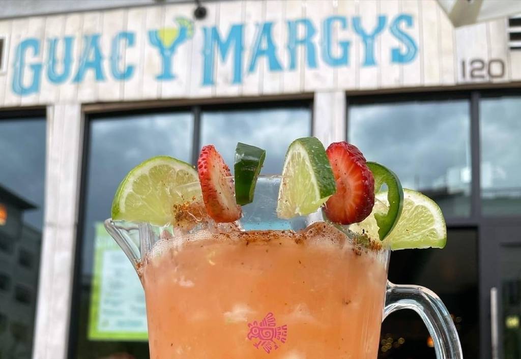 Margarita delante de un cartel que dice «Guac y Margys»