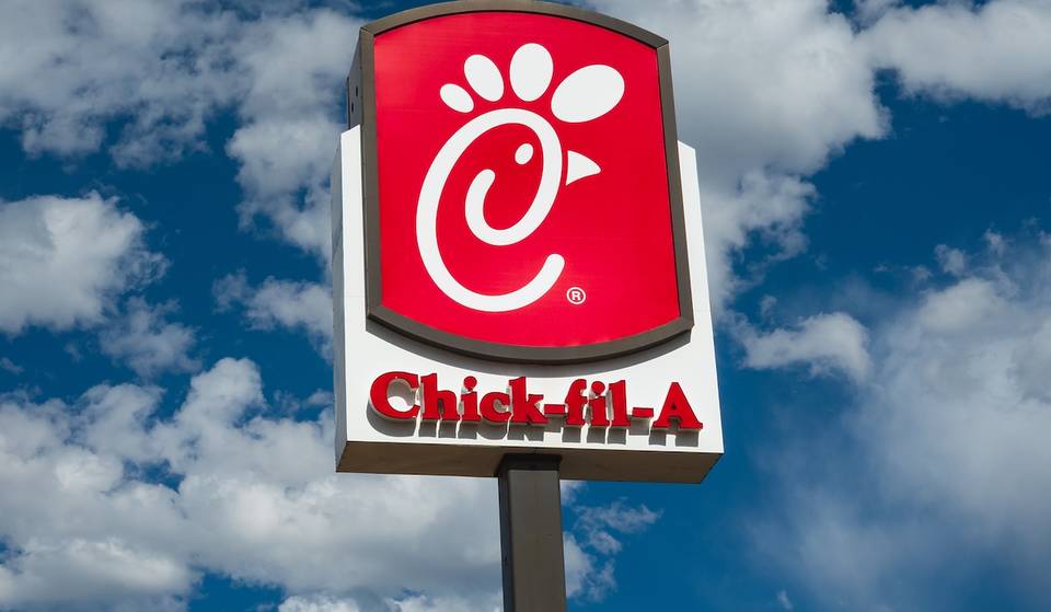 Este Chick-fil-A de temática hawaiana está a sólo 30 minutos de Atlanta y tiene un menú único en su clase