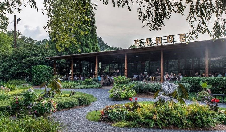 Uno de los 100 restaurantes más románticos de Estados Unidos se encuentra aquí mismo, en Atlanta, famoso por sus vistas al río Chattahoochee y su elegante cocina americana.