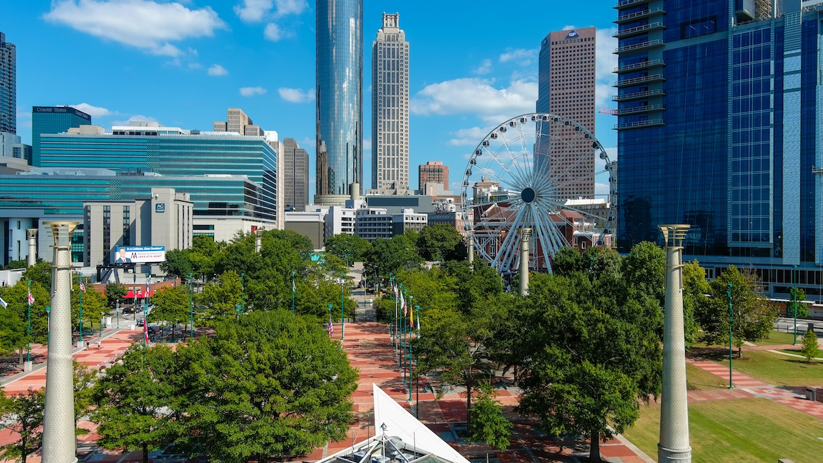 Atlanta, Georgia, EE. UU., 9 de octubre de 2021: vista aérea del Centennial Olympic Park con frondosos árboles y césped, una noria, rascacielos, hoteles y edificios de oficinas en el horizonte de Atlanta, Georgia, EE. UU.