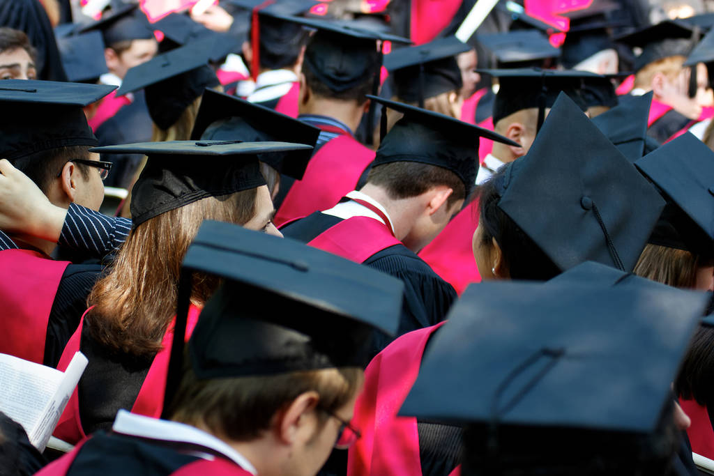 CAMBRIDGE, MA - 26 DE MAYO: Los estudiantes de la Universidad de Harvard se reúnen para sus ceremonias de graduación en el Día de Graduación el 26 de mayo de 2011 en Cambridge, MA.