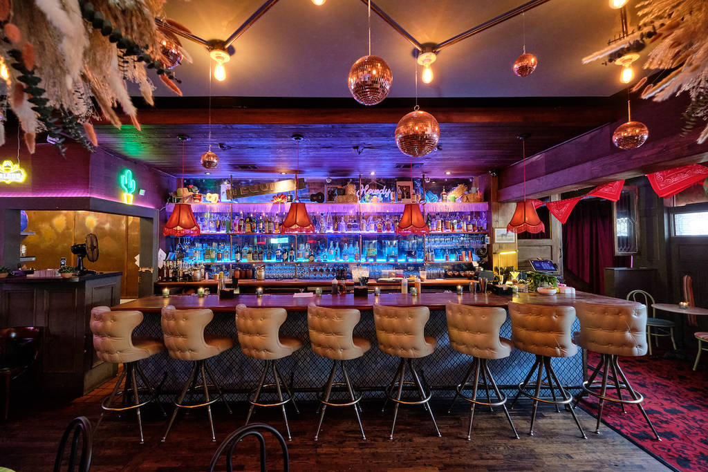 un deslumbrante bar temático del oeste con bolas de discoteca y luces brillantes