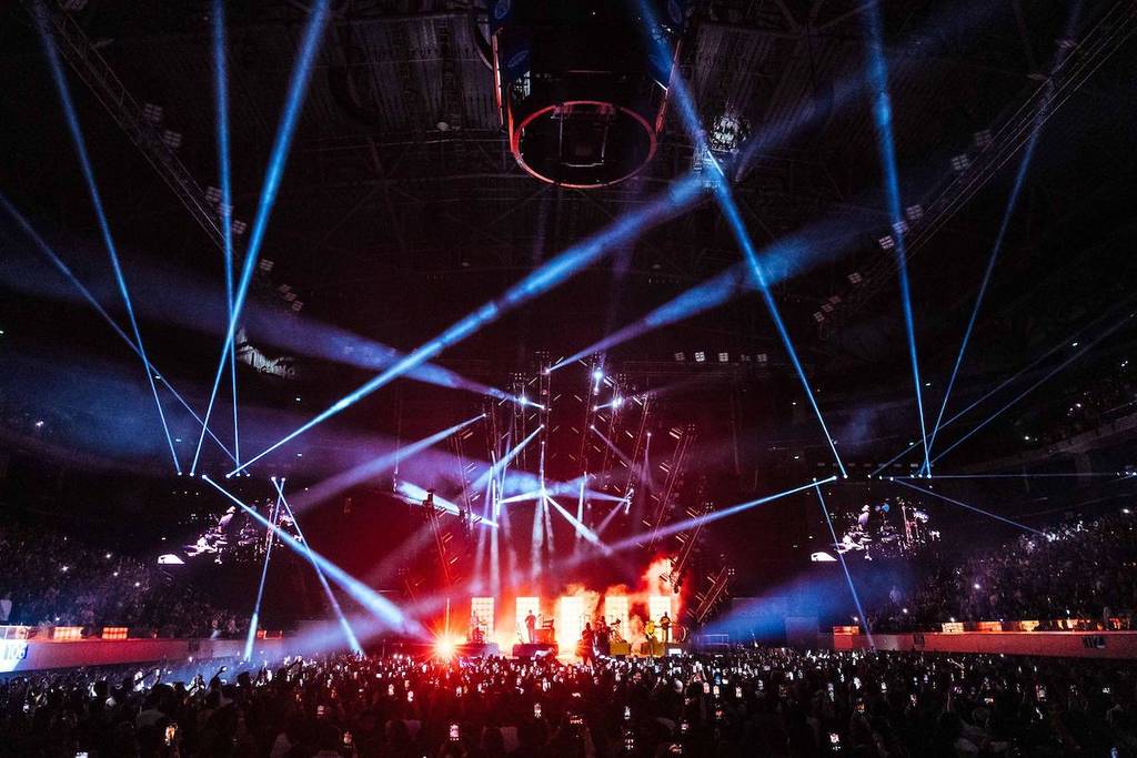 massive Maroon 5 concert with lights