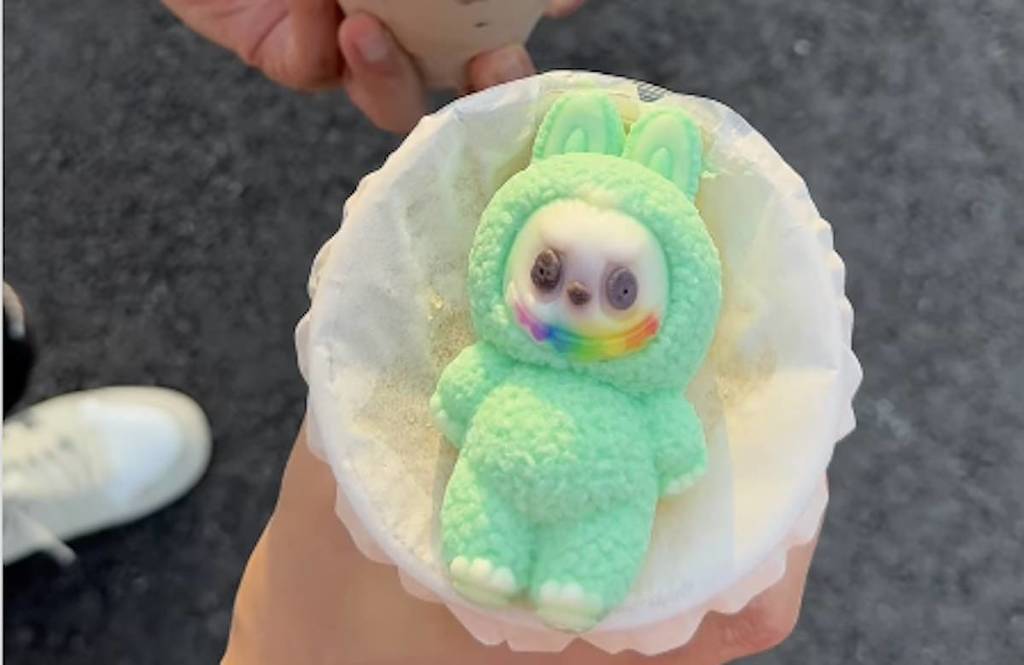 Labubu bebida de cobertura en verde