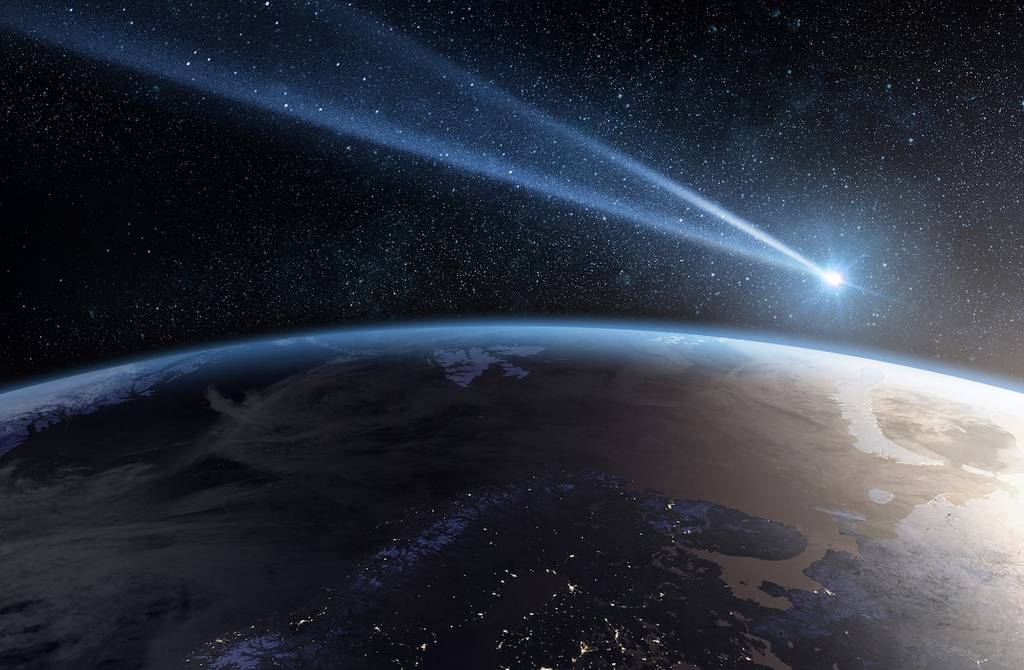 Cometa, asteroide, meteorito volando hacia el planeta Tierra. Asteroide brillante y cola de un cometa en caída amenazando la seguridad de la Tierra. Elementos de esta imagen proporcionados por la NASA.
