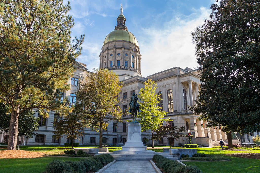 Atlanta, GA/ EE.UU. - 21 de noviembre de 2020: El edificio del Capitolio del Estado de Georgia visto desde Martin Luther King Dr. La estatua ecuestre de John Brown Gordon se encuentra en primer plano.