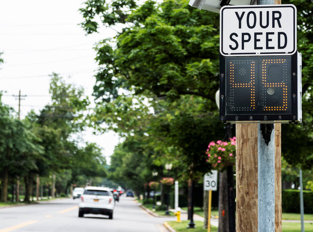 Una pistola de radar registra tu velocidad de conducción en una señal al entrar en Babylon Village.