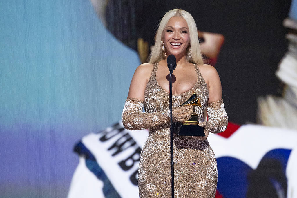 LOS ANGELES, CALIFORNIA - 02 DE FEBRERO: Beyoncé es vista en el escenario de la 67ª edición de los premios GRAMMY el 02 de febrero de 2025 en Los Ángeles, California.