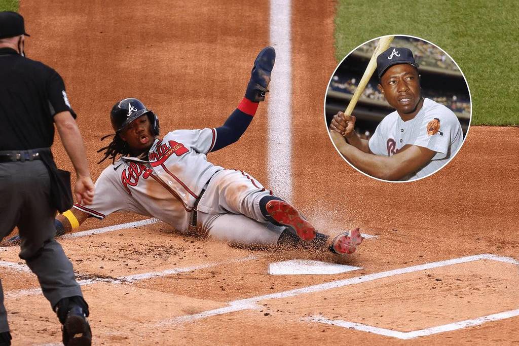 Imagen muestra a Ronald Acuña y Hank Aaron durante el Derby de Jonrones