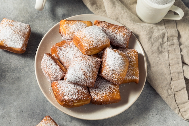 Beignets franceses caseros de Nueva Orleans con azúcar glas