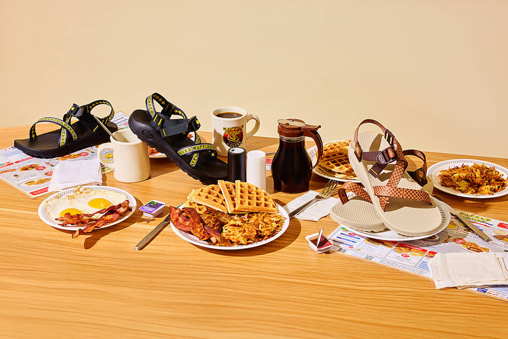 Las sandalias Chaco posan con comida de Waffle House
