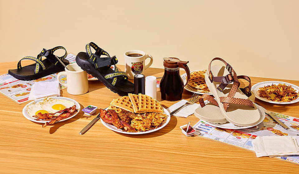 Waffle House y Chaco acaban de unirse para lanzar 2 inesperadas y deliciosas sandalias de edición limitada con temática de Waffle House.