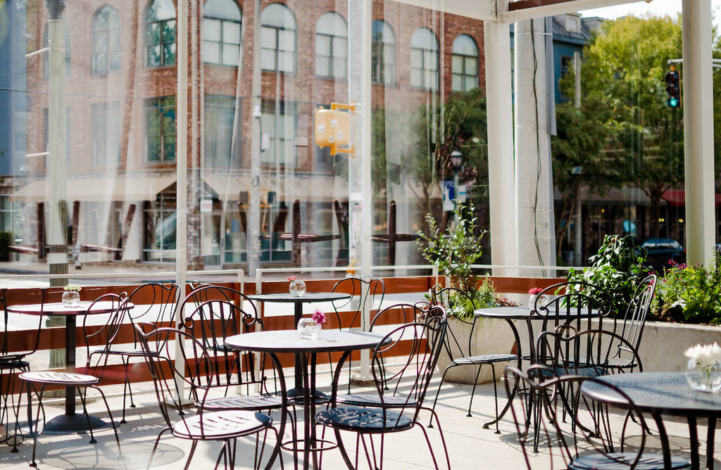patio exterior de un restaurante