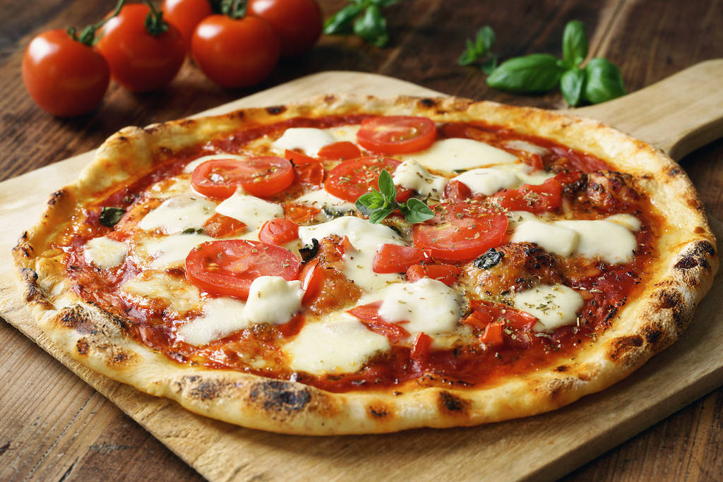 Pizza Margherita casera con mozzarella de búfala y albahaca