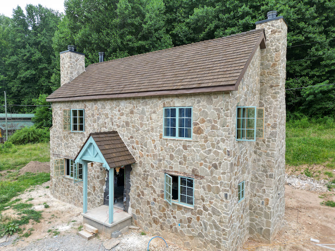 The Holiday Cottage adorable stone cottage in Ellijay