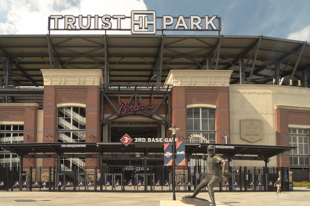 Atlanta, GA, EE. UU.: 13 de agosto de 2022-Una entrada al estadio Truist de Atlanta, Georgia. El estadio es un parque de béisbol y el campo local de Atlanta Braves -equipo de la Major League Baseball campeón de 2021.