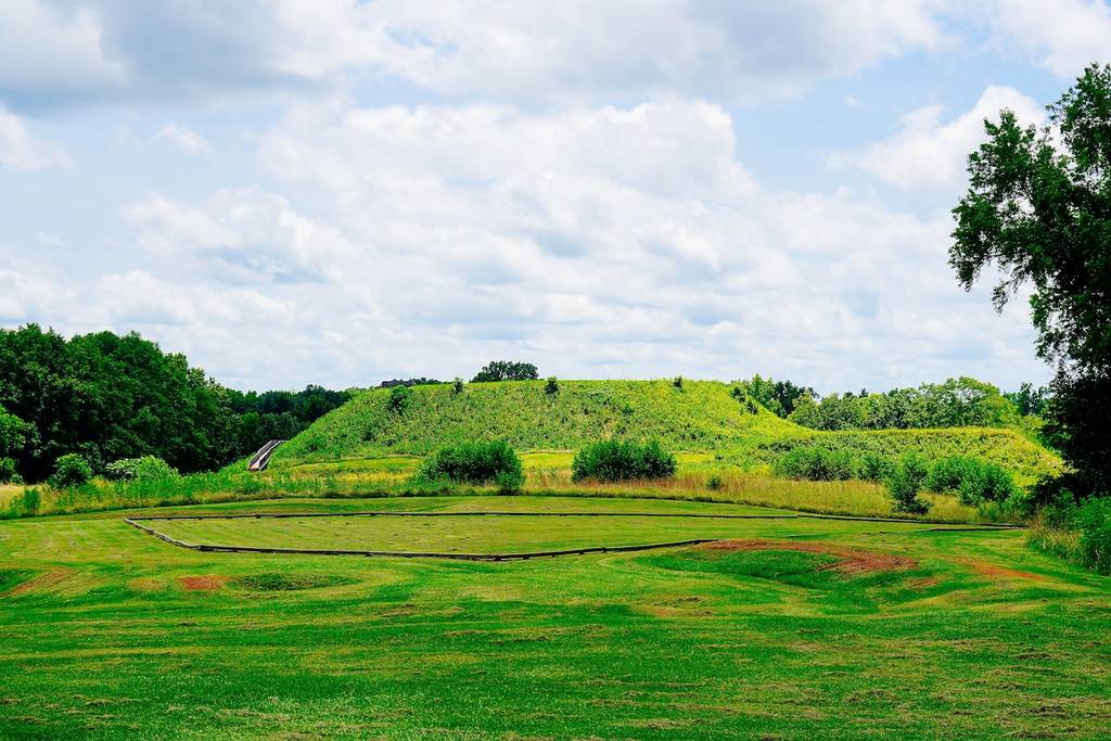 Macon, Georgia, EE.UU.- 07 20 2024: El paisaje del Parque Histórico Nacional de los Montículos de Ocmulgee