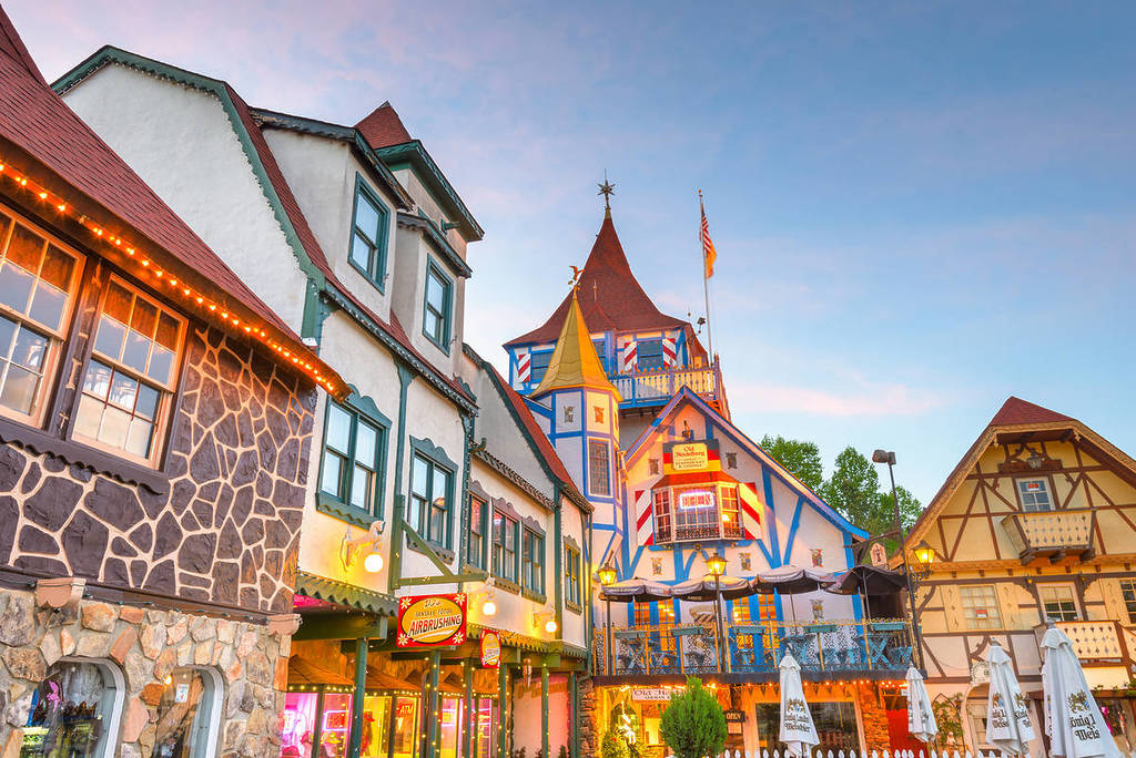 HELEN, GEORGIA - 7 DE MAYO: Helen Square 7 de mayo de 2013 en Helen, GA. La ciudad es una réplica de una ciudad alpina bávara que atiende principalmente al turismo y la arquitectura de estilo alemán es mandato de la ciudad.