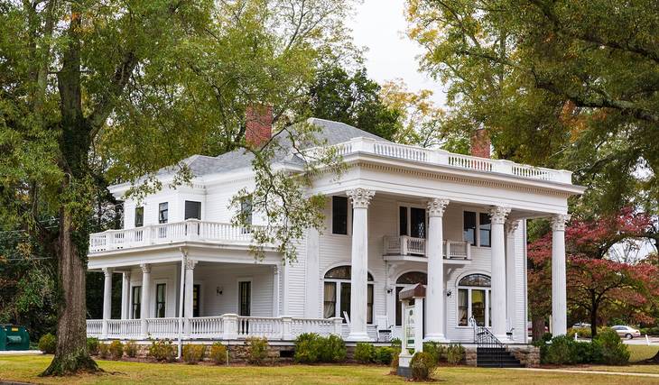 The 6th &#8216;Best Vampire Destination In The World&#8217; Is Just 40 Minutes From Atlanta &#038; It&#8217;s A ~Mystic~ Small Town