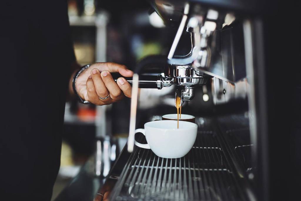 espresso goteando en una taza