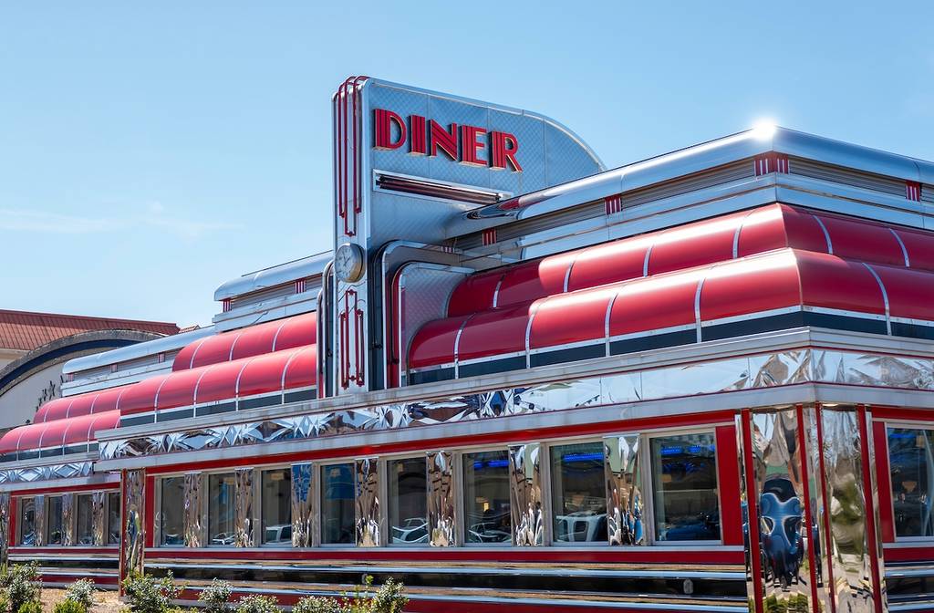 PIGEON FORGE, TN - 12 MAR 2024: El Sunliner Diner, un restaurante clásico americano con temática de los años 50 en un edificio art decó, en un día soleado.