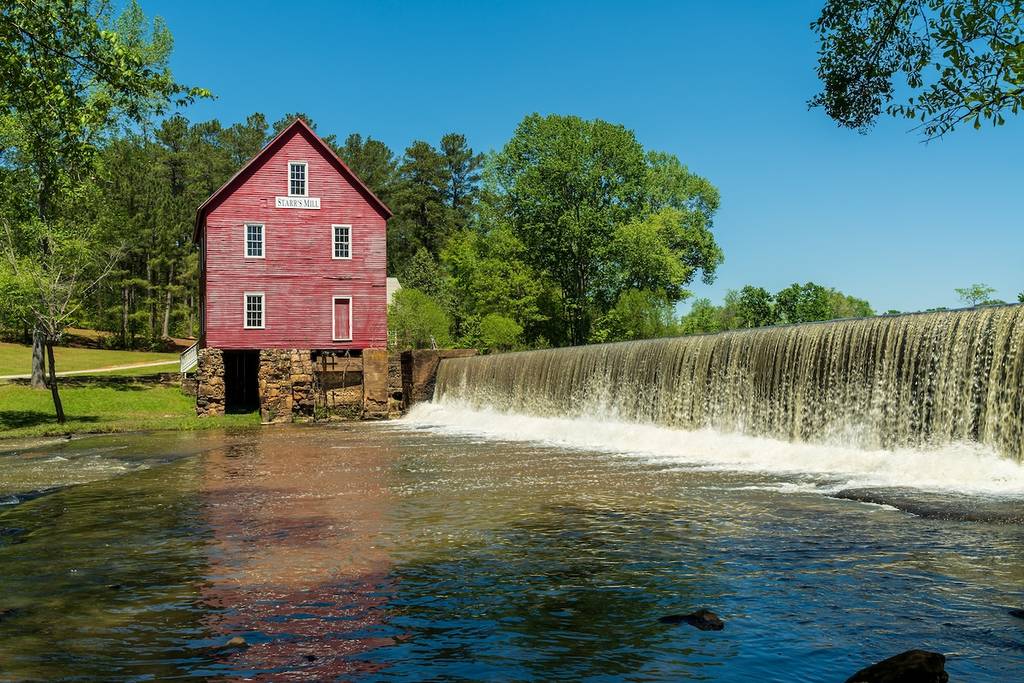 The #1 Suburb To Move To In Atlanta Is A Charming Yet Unexpected Small Town, Just 30 Minutes From The City — Famous For Their Major Film &#038; TV Studios