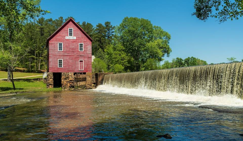 The #1 Suburb To Move To In Atlanta Is A Charming Yet Unexpected Small Town, Just 30 Minutes From The City — Famous For Their Major Film &#038; TV Studios