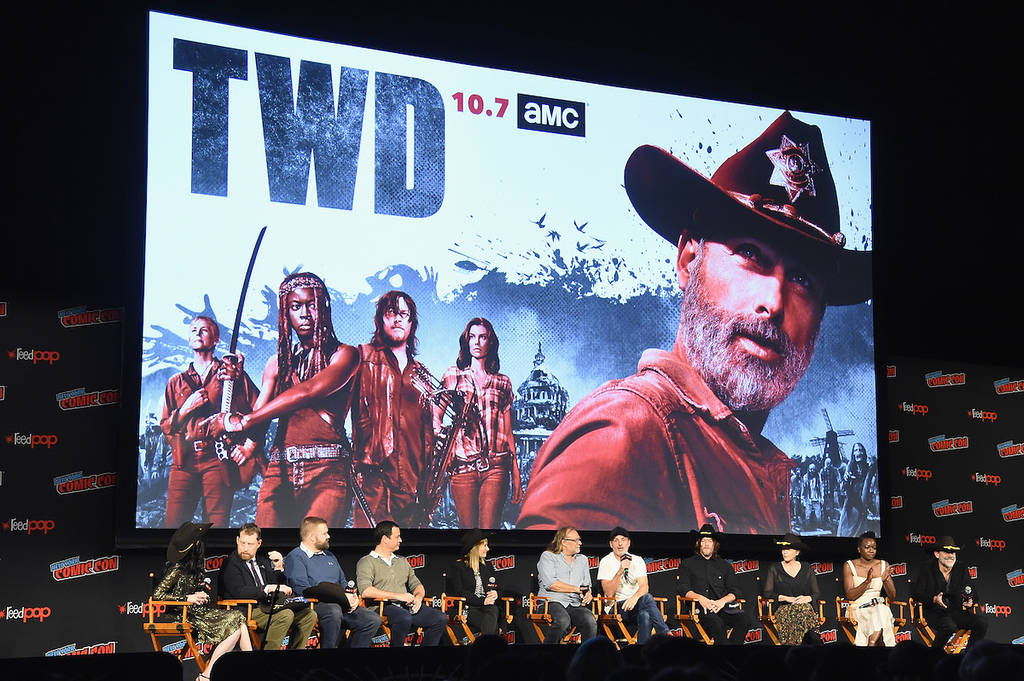 habla en el escenario durante el panel de NYCC y la proyección para fans del episodio 901 de 