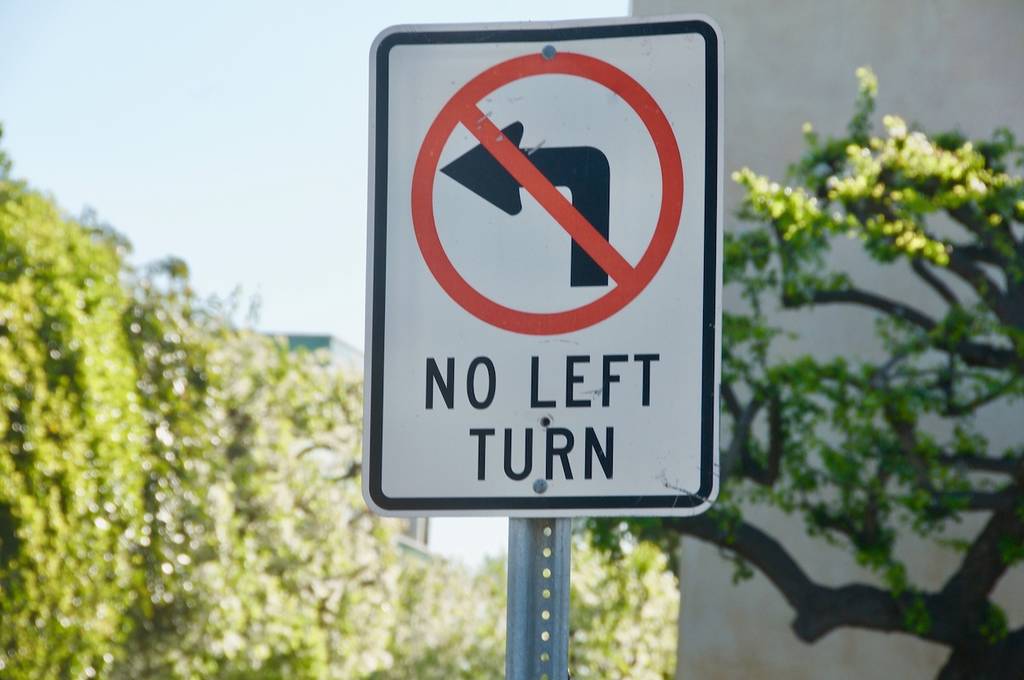 No hay señal de giro a la izquierda círculo cruzado sobre la flecha de giro a la izquierda Malibu California