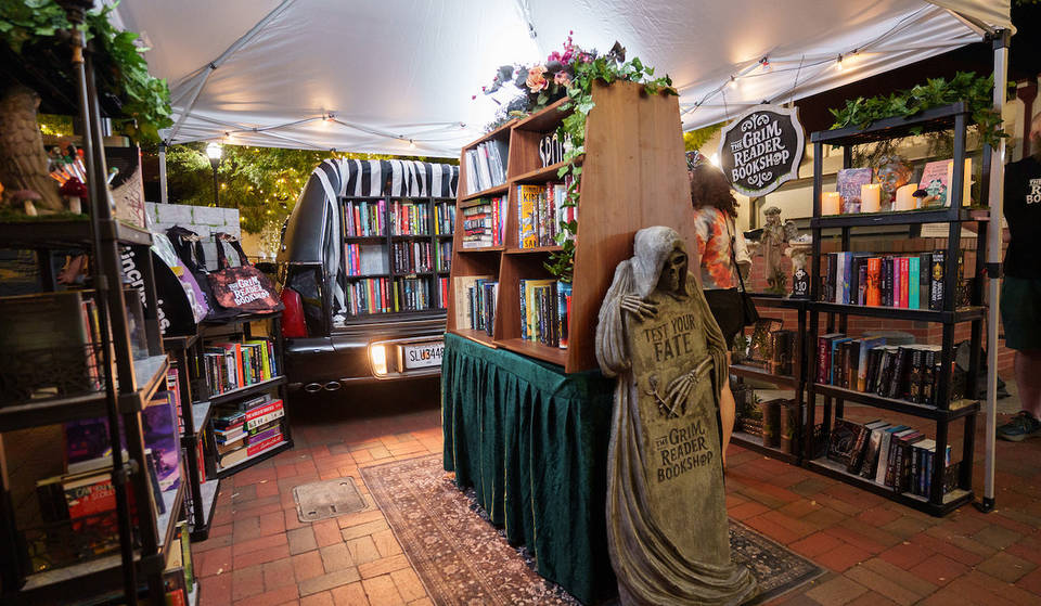 Esta icónica librería se desplaza por la ciudad en un coche fúnebre y trae recuerdos nostálgicos de la Feria del Libro de la escuela – Así es como llegar a la librería Grim Reader Pop-Up en y alrededor de Atlanta