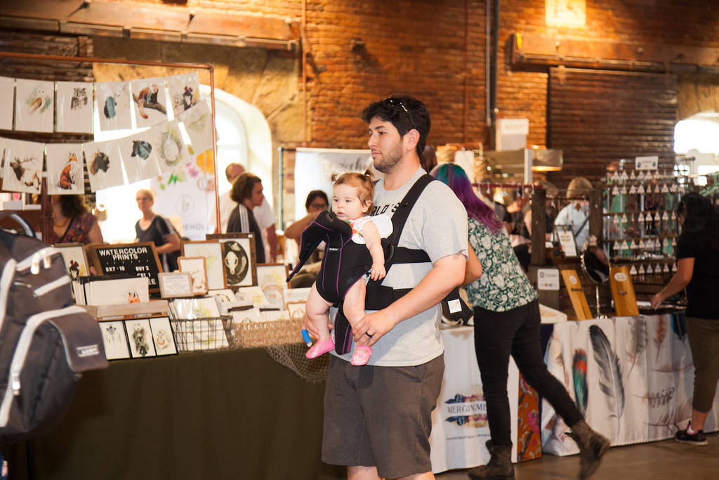 hombre con un bebé en un mercado