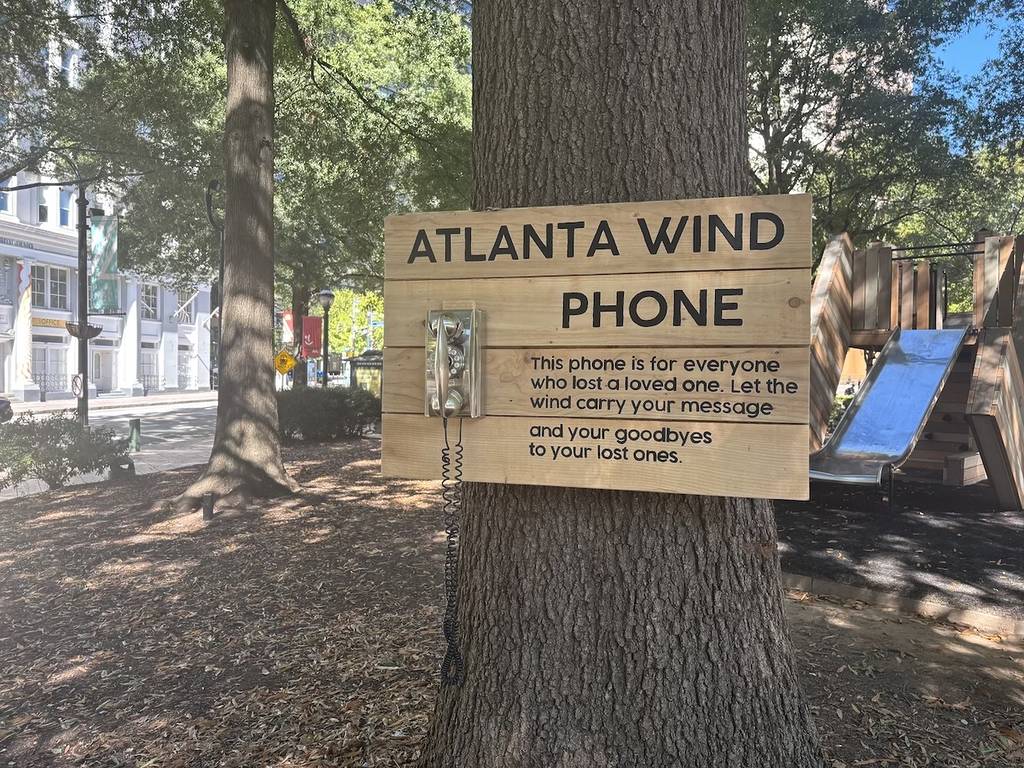 Un teléfono de viento de Atlanta con una placa explicativa