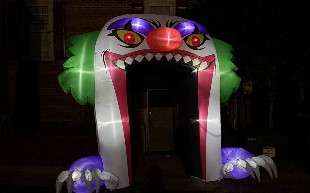 espeluznante boca de payaso hinchable cubriendo una puerta de entrada