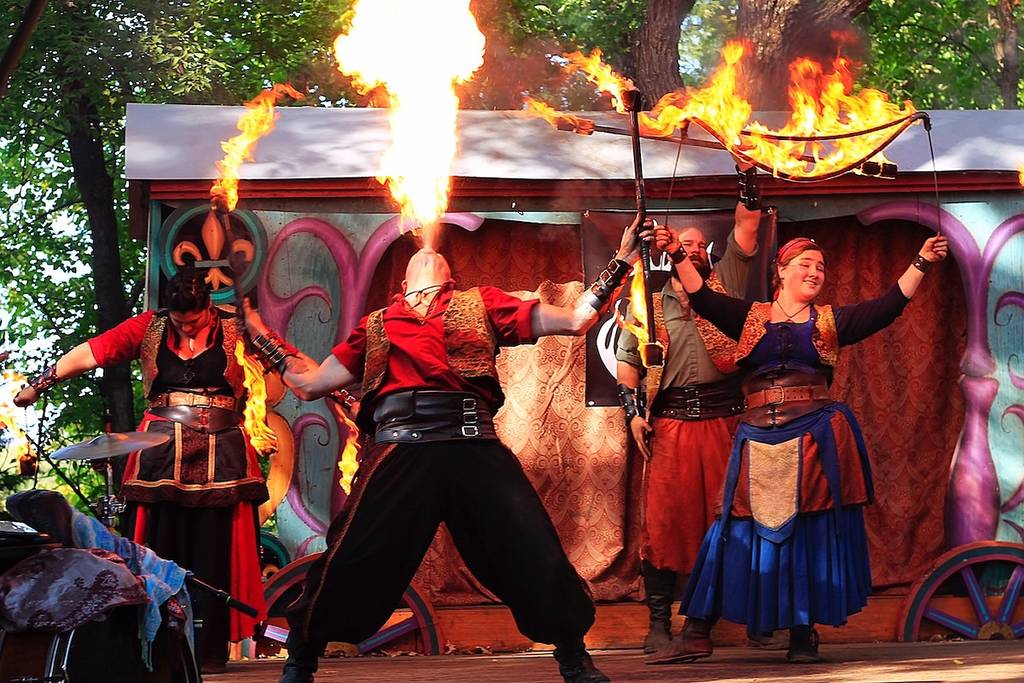 9 de septiembre de 2017. Shakopee, Minnesota. En el Festival del Renacimiento de Minnesota, bailarines profesionales de fuego actúan en el escenario. En esta imagen hay cuatro artistas jugando con fuego.