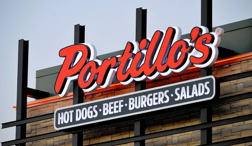 Portillo&#8217;s, el restaurante de comida rápida favorito de Chicago, abre su primer establecimiento en Georgia, a sólo 30 minutos de Atlanta, famoso por sus perritos calientes y su comida callejera al estilo de Chicago.