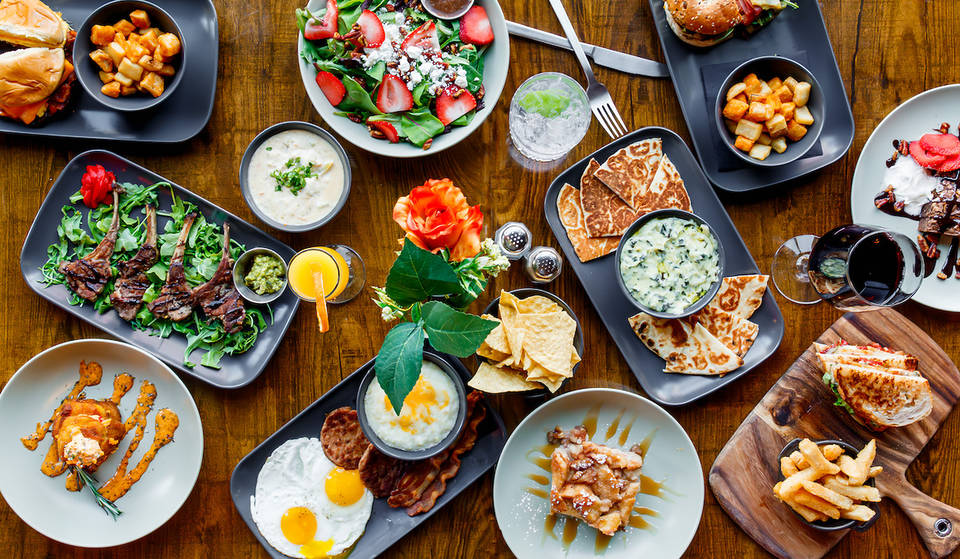 Este nuevo y acogedor bar deportivo está escondido en el último gran rascacielos construido en Atlanta antes de la Primera Guerra Mundial &#8211; Esto es todo lo que necesitas saber sobre The Vick, escondido en un rascacielos histórico del centro de la ciudad.