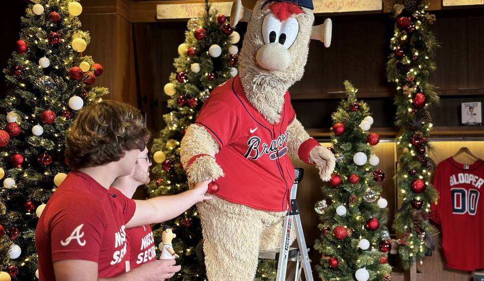The Atlanta Braves’ Annual Blooper Holiday Photo Experience Returns To Truist Park This Holiday Season — Get Your Picture Taken With Blooper, Explore The Braves’ Dugout, &#038; Play Catch On The Field