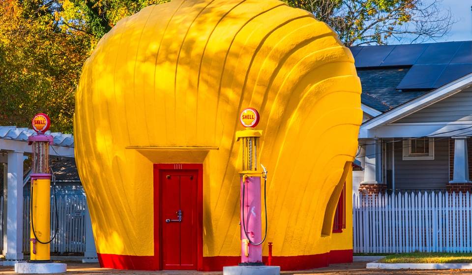 La última gasolinera Shell Oil Clamshell que queda está escondida en un inesperado pueblo sureño, a sólo 5 horas de Atlanta – La reliquia del pasado en forma de concha amarilla brillante