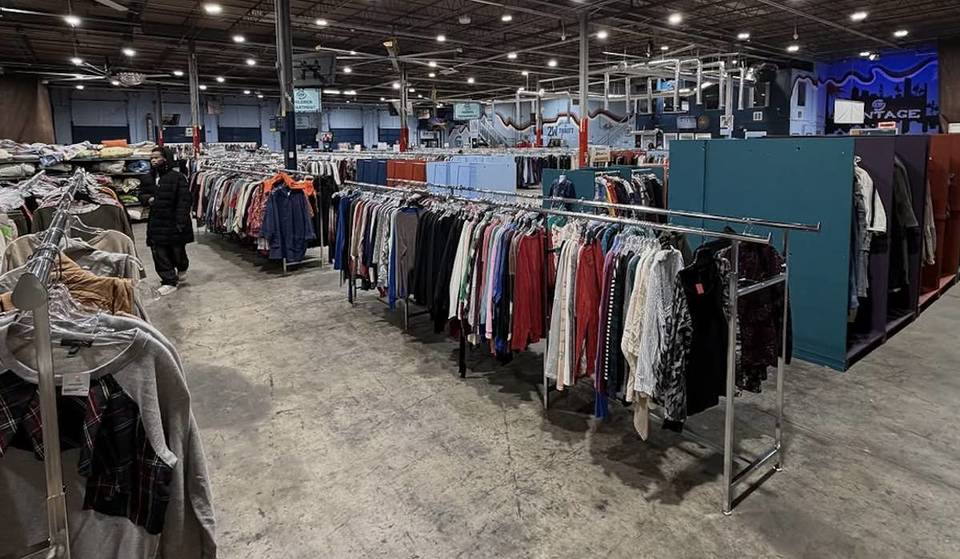 Una de las tiendas de segunda mano y vintage más icónicas de Atlanta se esconde en el interior de la consulta de un médico desprevenido – Viral por su enorme selección de Vintage, Y2K y hallazgos de moda raros